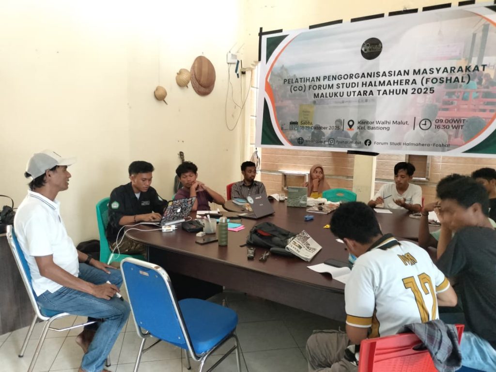 foto bersama usai kegiatan pelatihan foto FOSHAL